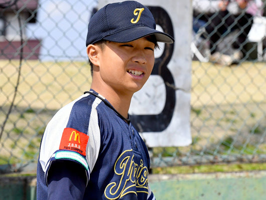 “稲妻スイング”で逆方向へもサク越え。名門の叩き上げ捕手は肩も足もケタ外れ - フィールドフォース