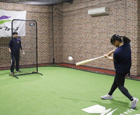 【打てない原因はコレ】ソフトボール専用トレーニングバットで変わる打撃力 - フィールドフォース